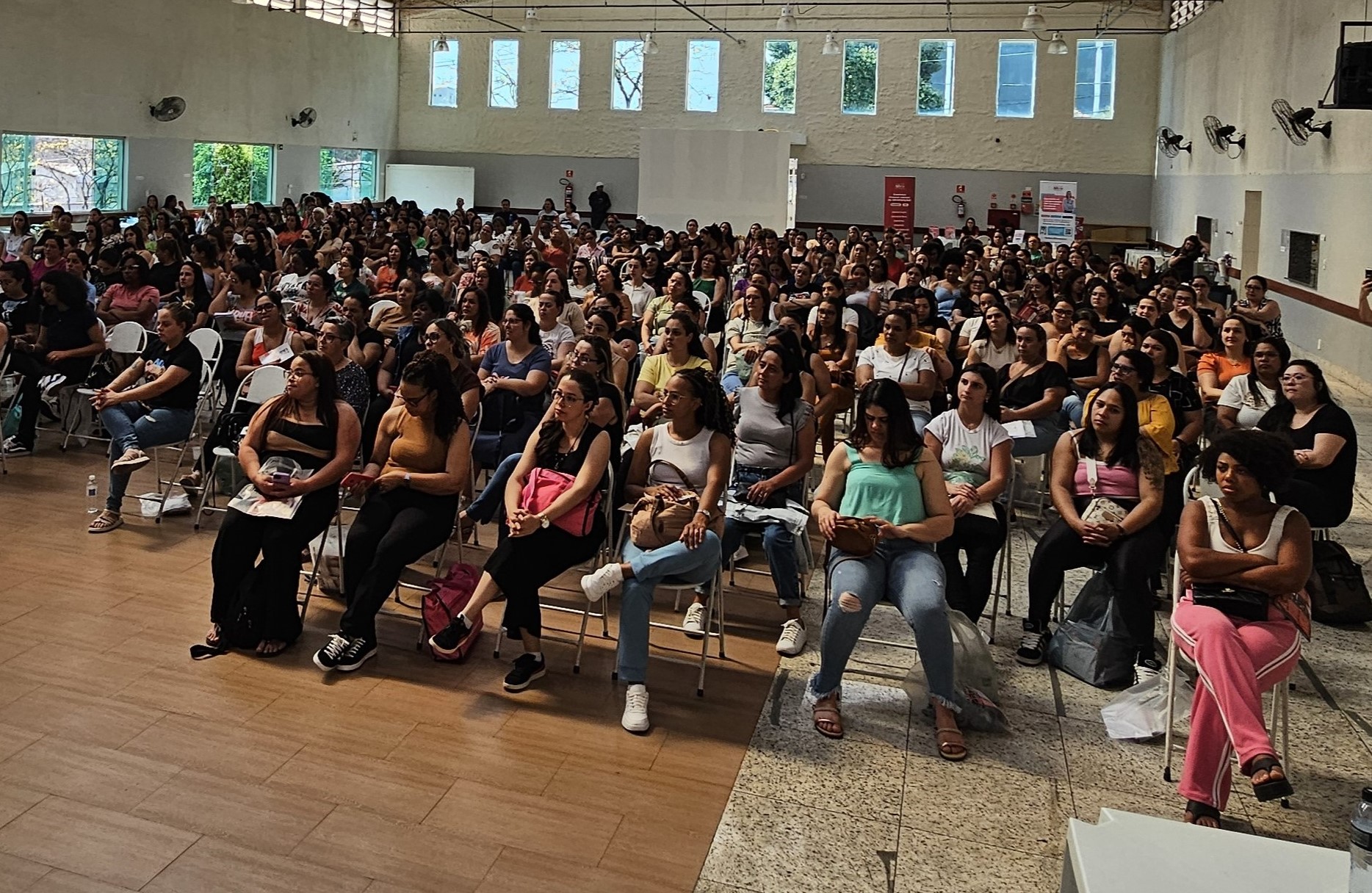 Auditório lotado durante evento comunitário do Núcleo Assistencial Fraterno (NAF)